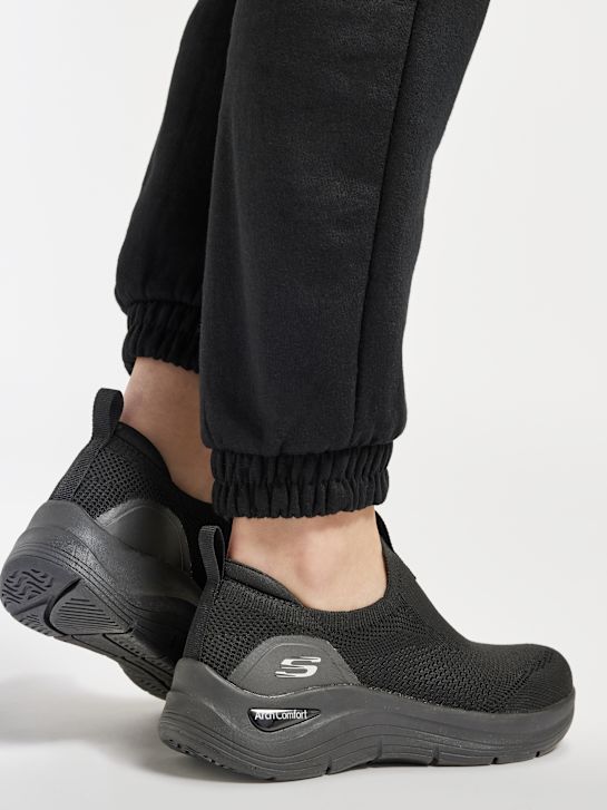 skechers arco de conforto slip-on treinador preto deichmann